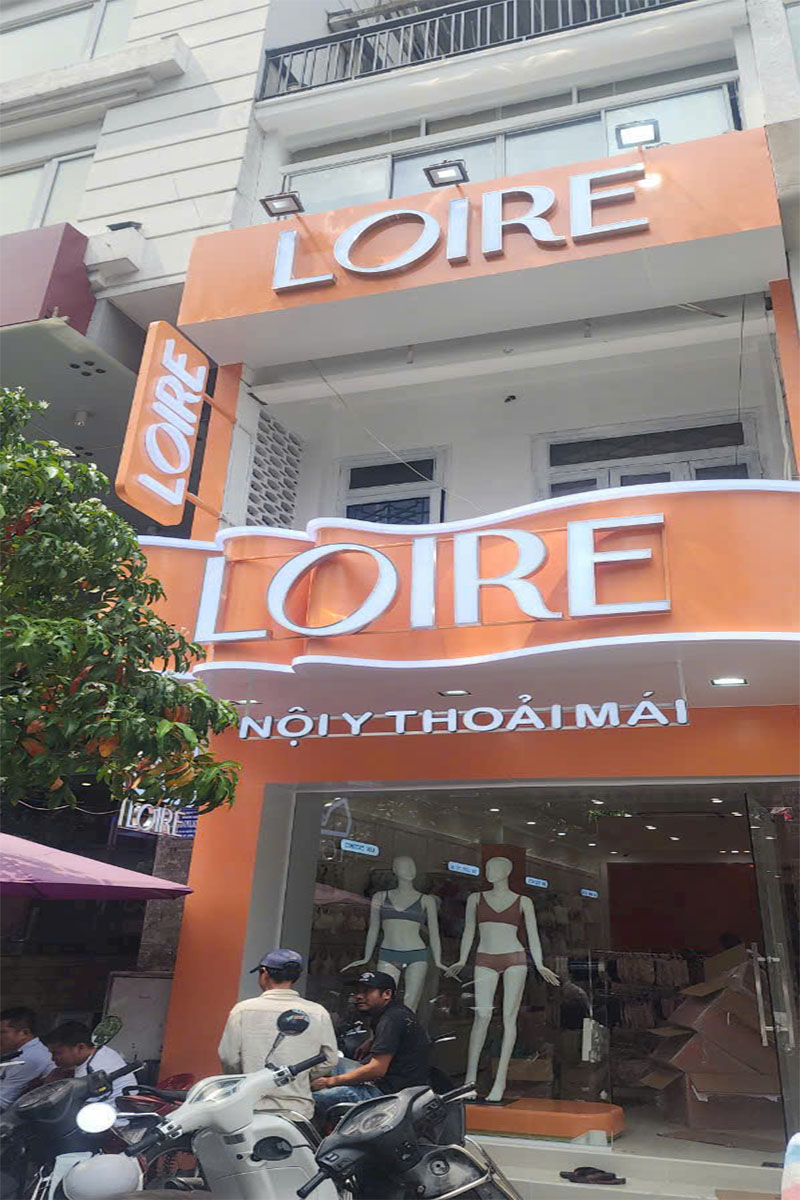 Bảng hiệu shop thời trang LOIRE do Bảng hiệu Nguyên Khang thi công tại Tp. HCM