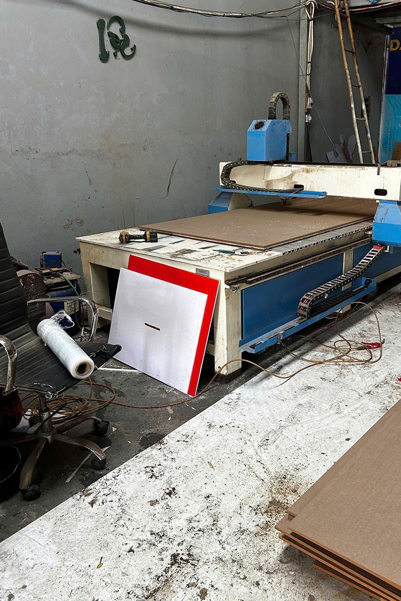 Máy CNC gia công bảng hiệu quảng cáo tại xưởng Nguyên Khang