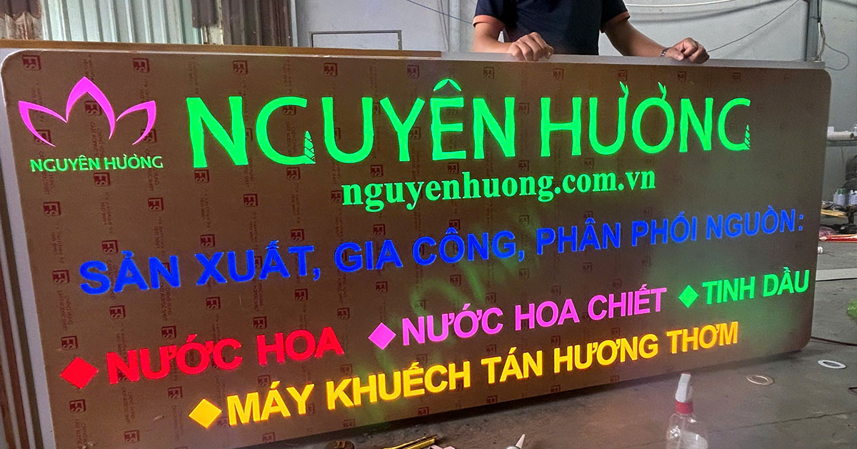 Công trình hộp đèn quảng cáo có chiếu sáng