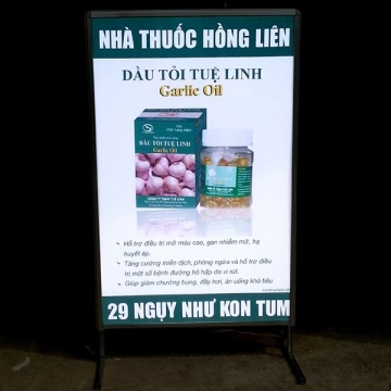 Mẫu biển quảng cáo hộp đèn bạt đứng về đêm