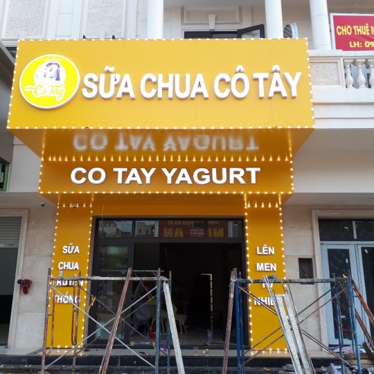 Bảng hiệu alu tại Quận 9 kế hợp chữ nổi mica